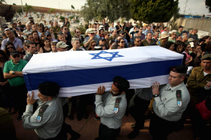 Varios soldados israelíes llevan el féretro de su compañero muerto este fin de semana.