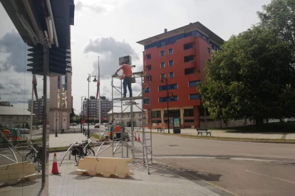Instalación de una de las cámaras en la avenida Valdés de la capital berciana, ayer por la tarde. DL