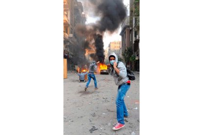 Manifestantes lanzan piedras durante las protestas en El Cairo.