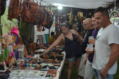 Imagen de uno de los puestos de artesanía ayer en el Mercado Judío de Pobladura. MEDINA