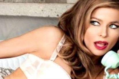 Carmen Electra sexy y decidida en su reaparición en la portada de FHM.