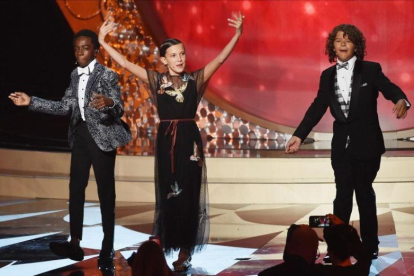 Los pequeños actores de la serie 'Stranger things', durante su número en la gala de los premios Emmy.