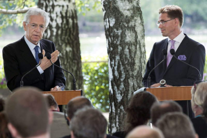 Mario Monti y el primer ministro finlandés, Jyrki Katainen, comparecen ante los medios.