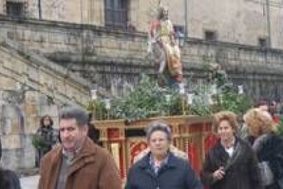 El vía crucis hasta la cima del Pajariel salió puntual de Otero