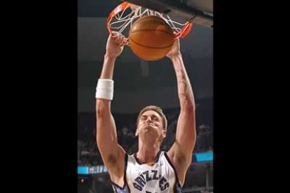 La NBA refrenda el papel de estrella del jugador español. Pau Gasol firma un acuerdo que le unirá a Memphis hasta el 2011, a cambio de unos 12 millones de euros anuales.