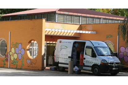 Furgón de la empresa que acometió las obras, en el centro.