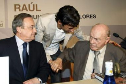 Raúl (c) saluda al presidente de honor Alfredo di Stefano (d), en presencia de Florentino Pérez.