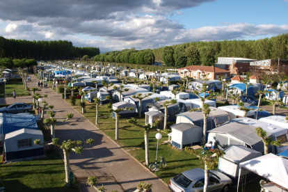 El cámping de Hospital de Órbigo dispone de bungalós y amplias parcelas.