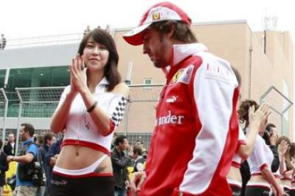 Alonso a su llegada al desfile de pilotos previo al último Gran Premio de Corea del Sur.