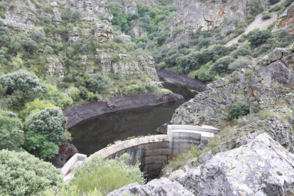 La presa de San Facundo, en el año 2009 tras un desembalse de lodo que causó una mortandad de peces en el río Argutorio. LDM