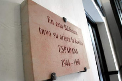 Placa que recuerda el origen de 'Espadaña' en Sierra Pambley