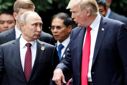 Donald Trump y Vladimir Putin durante un encuentro en Vietnam, en noviembre del 2017.