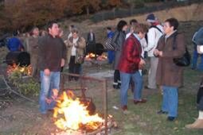 Los asistentes se reunieron alrededor de los tambores y el fuego para probar las ricas castañas