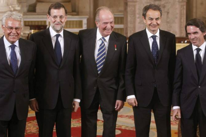 Don Juan Carlos con Rajoy y los ex presidentes Felipe González, Rodríguez Zapatero y José María Aznar en la entrega del Toisón de Oro a Sarkozy, en 2012