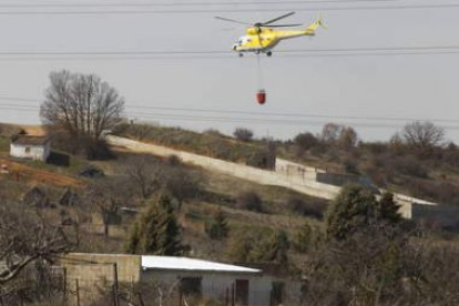 Un helicóptero ayer en Ferral en dirección al fuego.