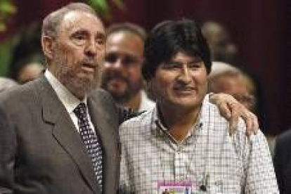 Fidel Castro, el veterano dictador cubano, acompañado por el presidente boliviano Evo Morales