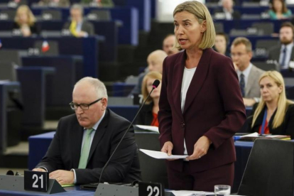 Mogherini (derecha) y el vicepresidente primero de la Comisión Europea, Frans Timmermans, en el Parlamento Europeo, en Estrasburgo, este martes.