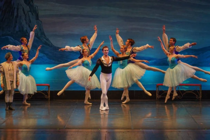 El Ballet de Kiev interpreta 'El Lago de los cisnes" en el Auditorio Ciudad de León. MIGUEL F. B.