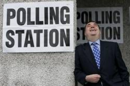 El nacionalista escocés Alex Salmond sonríe después de emitir su voto en la localidad de Strichen