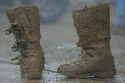 Unas botas embarradas en mitad del circuito de La Salgada, en La Bañeza.