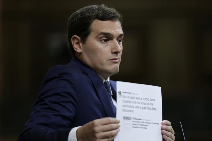 El presidente de Ciudadanos, Albert Rivera, durante su intervención en la segunda jornada del debate de la investidura del candidato del PP, Mariano Rajoy, que se celebra en el Congreso de los Diputados.