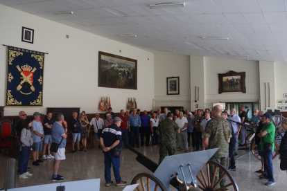 Un grupo de 59 reclutas que pasaron por el CIR 12, la actual base Conde de Gazola, regresan al Ferral para recordar su instrucción militar antes de la mili. DL