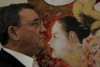 El artista leonés Enrique Sarabia, durante la apertura de la muestra