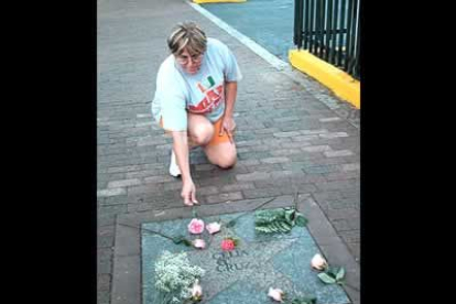 Una ciudadana de la comunidad cubana de Miami deposita una flor en la estrella de la fama en honor de la legendaria cantante situada en el barrio Pequeña Habana de Miami