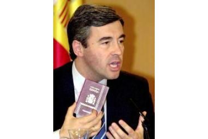 Ángel Acebes durante la rueda de prensa donde presentó el pasaporte
