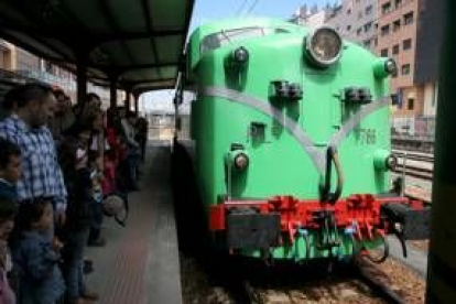 La locomotora 7700 viajó a Ponferrada desde Toral