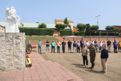 Un grupo de 59 reclutas que pasaron por el CIR 12, la actual base Conde de Gazola, regresan al Ferral para recordar su instrucción militar antes de la mili. DL