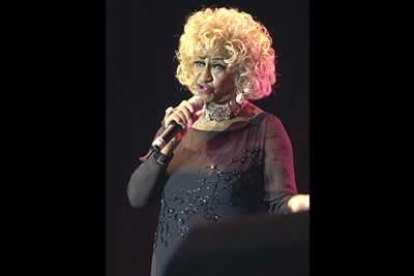 La artista cubana Celia Cruz durante un concierto en Barcelona, dentro del Festival Grec 2001.