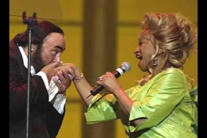 Cantó con los mejores artistas del planeta, como es el caso de Luciano Pavarotti, con quien compartió escenario en el 2001.