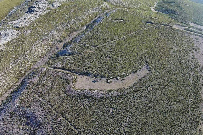 De izquierda a derecha, explotaciones mineras romanas en Castrocontrigo, otra junto a la localidad de Quintanilla de Yuso (imagen del centro) e infraestructura minera junto a la localidad de Pozos, donde se observa la captura de dos ríos y una serie de es
