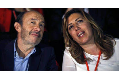 El secretario general del PSOE, Alfredo Pérez Rubalcaba, y la presidenta de la Junta de Andalucía, Susana Díaz, durante la última Conferencia Política del PSOE.