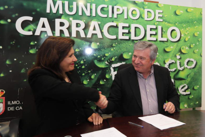 Misericordia Bello y Raúl Valcarce, ayer en el consistorio de Carracedelo en la firma del convenio. L. DE LA MATA