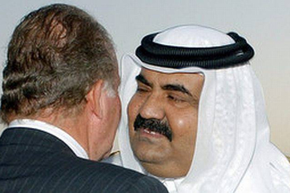 El rey Juan Carlos saluda al jeque Hamad bin Jalifa al Thani, en el aeropuerto internacional de Doha, en el 2003.