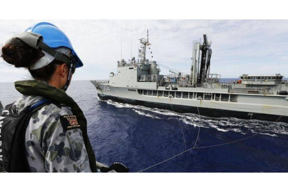 Una militar australiana supervisa la búsqueda del avión malasio, en aguas del Índico.