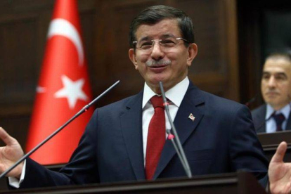 Davutoglu habla ante el Parlamento turco, en Ankara, el día 13.