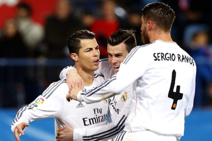 Cristiano Ronaldo celebra con sus compañeros Gareth Bale y Sergio Ramos el gol marcado ante el Atlético de Madrid.