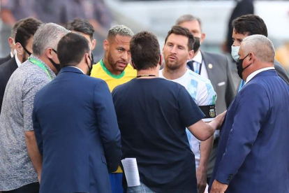 Neymar y Messi hablan con funcionarios de salud brasileños. MOREIRA