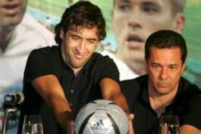 Raúl González y Vanderlei Luxemburgo durante la rueda de prensa celebrada en un hotel de Bangkok