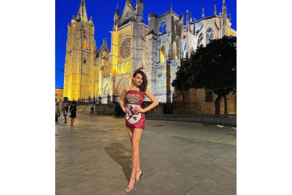 Sonia Robles posa ante la Catedral con la bandera de León como estilismo. DL