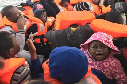 Un grupo de niños rescatados por los barcos de Proactiva Open Arms en el Mediterráneo.
