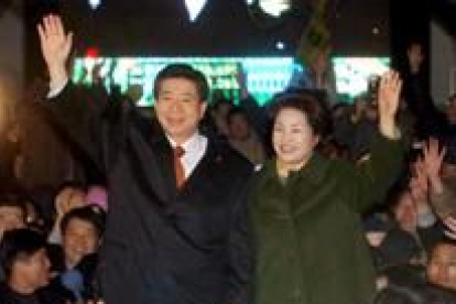 El nuevo presidente de Corea del Sur, Roh Moo Hyun, y su esposa ayer en Seúl