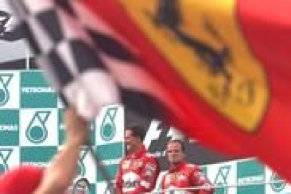 Schumacher posa en el podium con Barrichello, tras una victoria