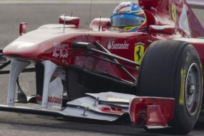 Fernando Alonso rodando con su bólido durante los entrenamientos de ayer.