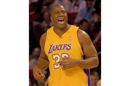 El gran jugador de baloncesto Earvin ‘Magic’ Johnson, en 2006 y en 1992.
