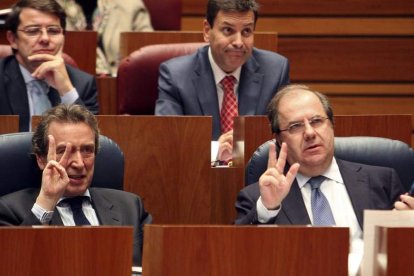 De Santiago Juárez y Herrera replican durante la intervención de López .