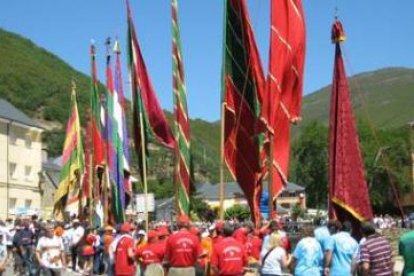 Una treintena de enseñas se cieron cita en la margen derecha del río.